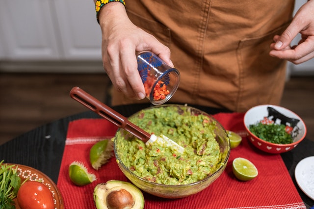 Preparación del guacamole con Caña Nature